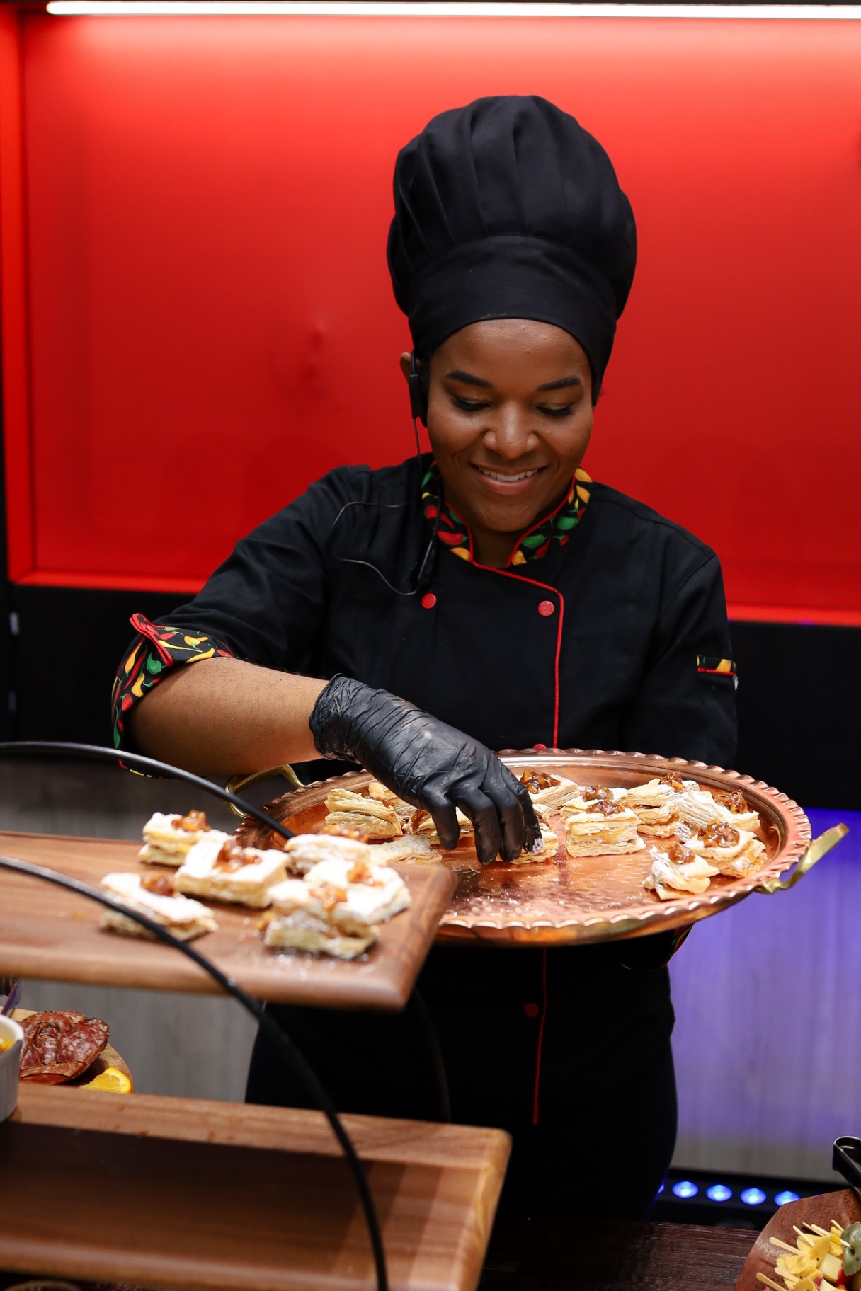 Retrato da Chef Mazinni sorrindo enquanto serve