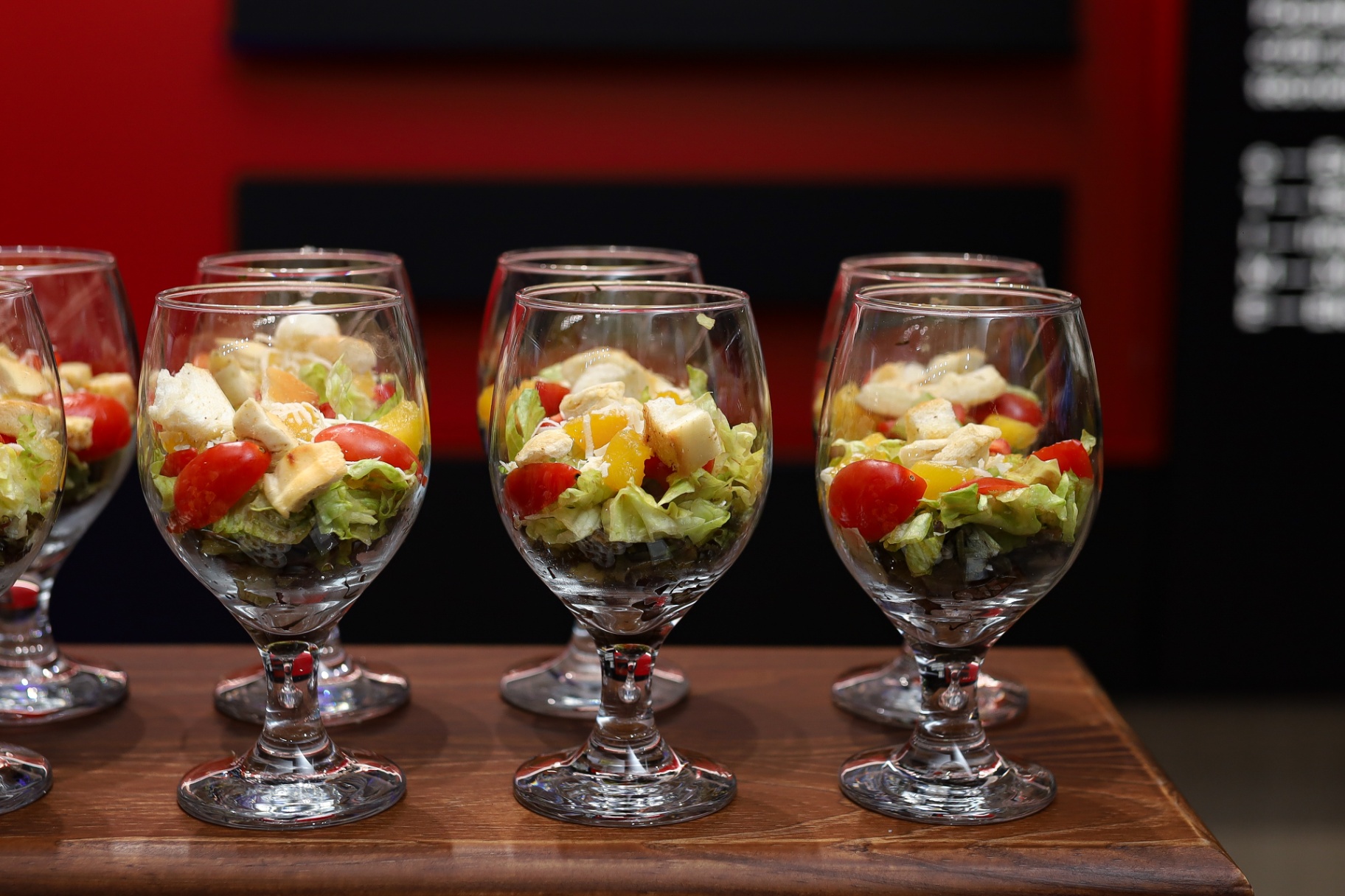 Saladas individuais servidas em taças de vinho