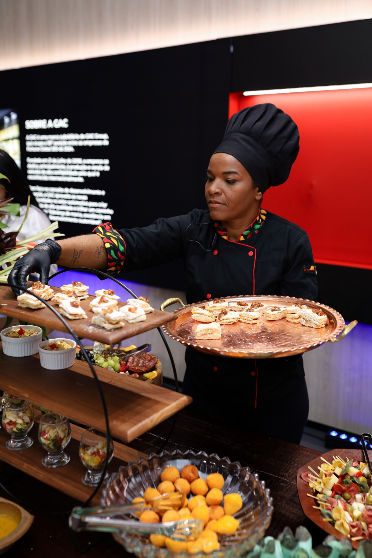 Chef Mazinni montando estação de finger food em evento