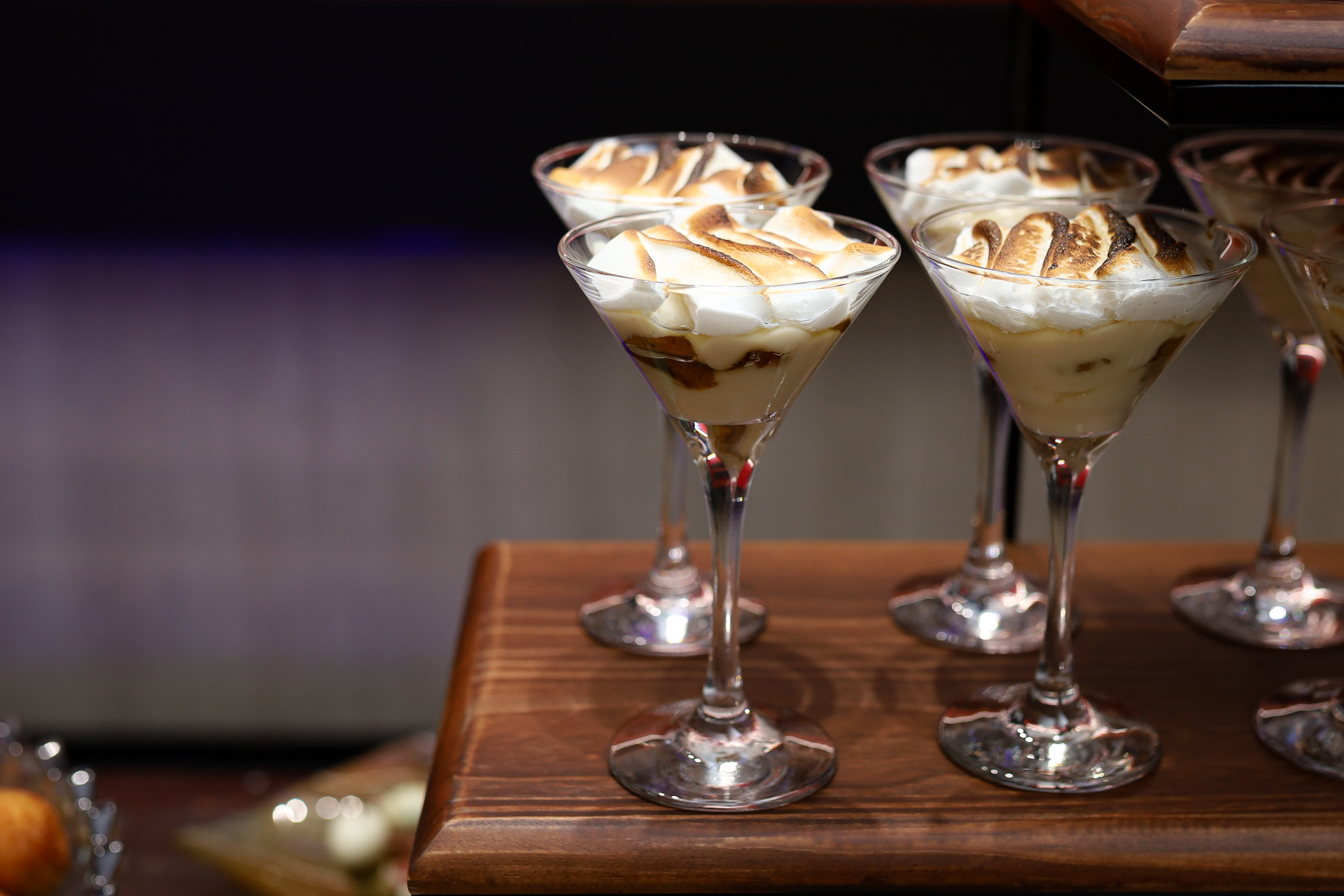 Taças de sobremesa com merengue tostado