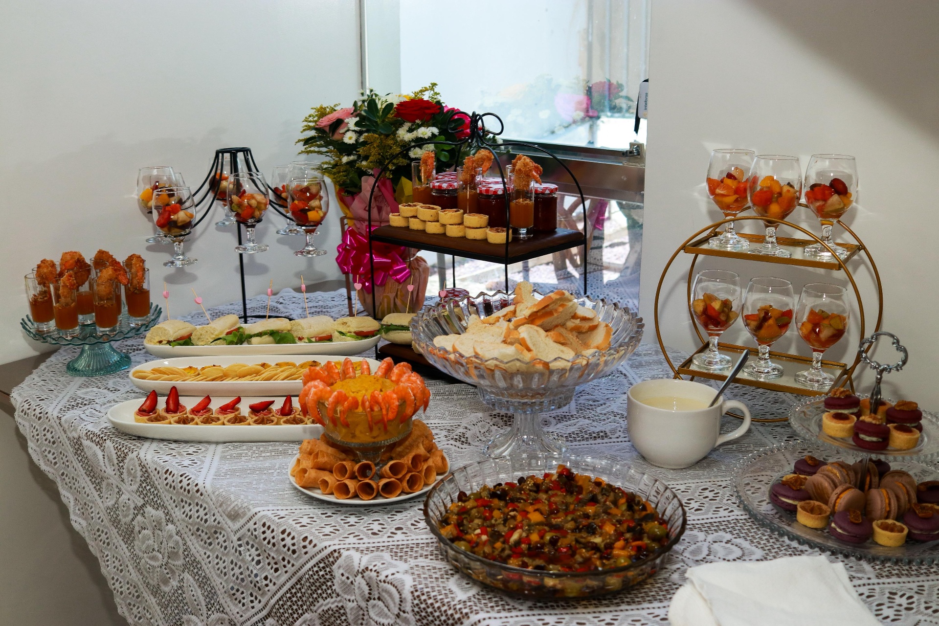 Mesa de buffet completa com doces, salgados e frutas