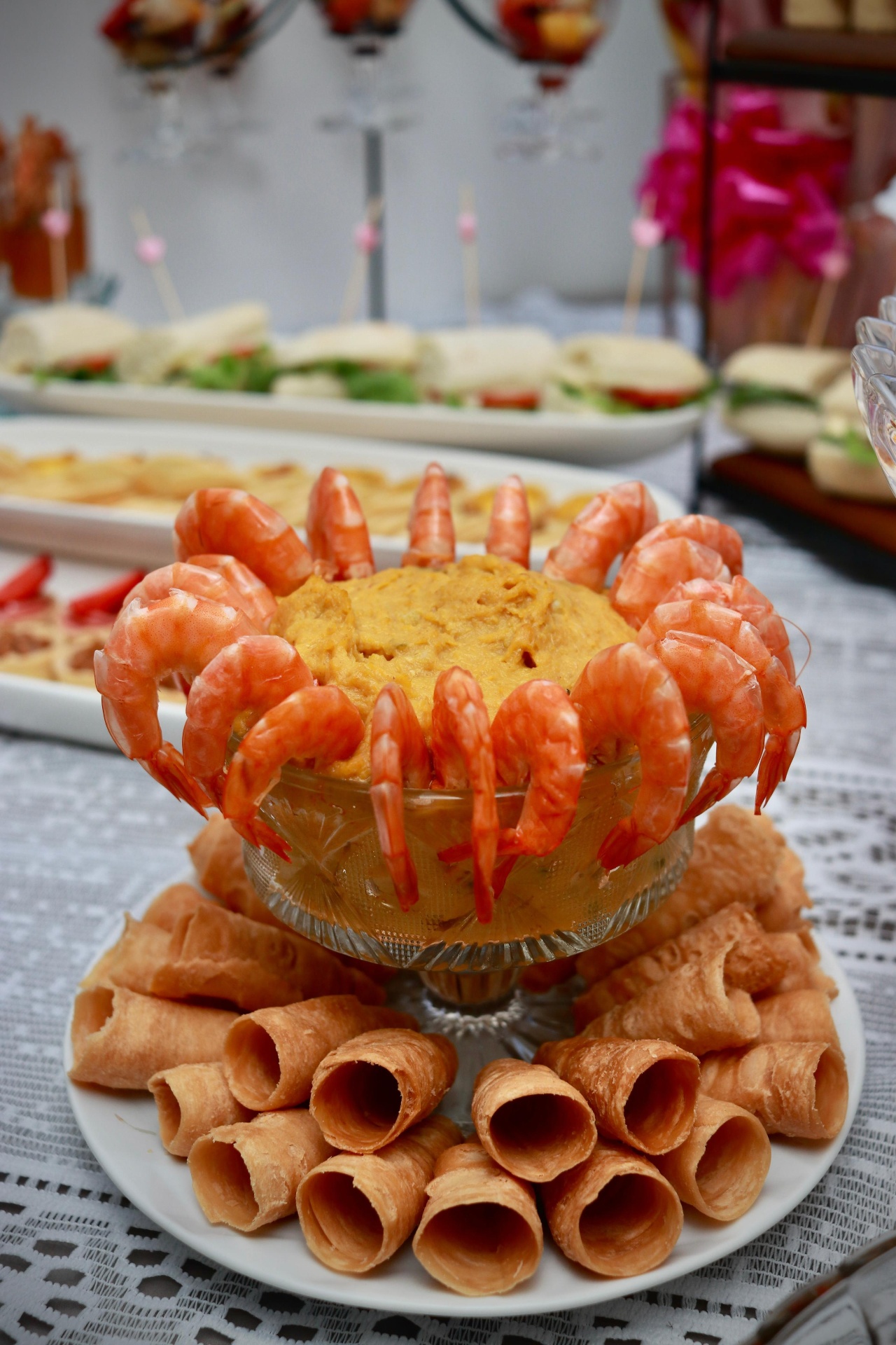 Bowl de creme com camarões e casquinhas de massa